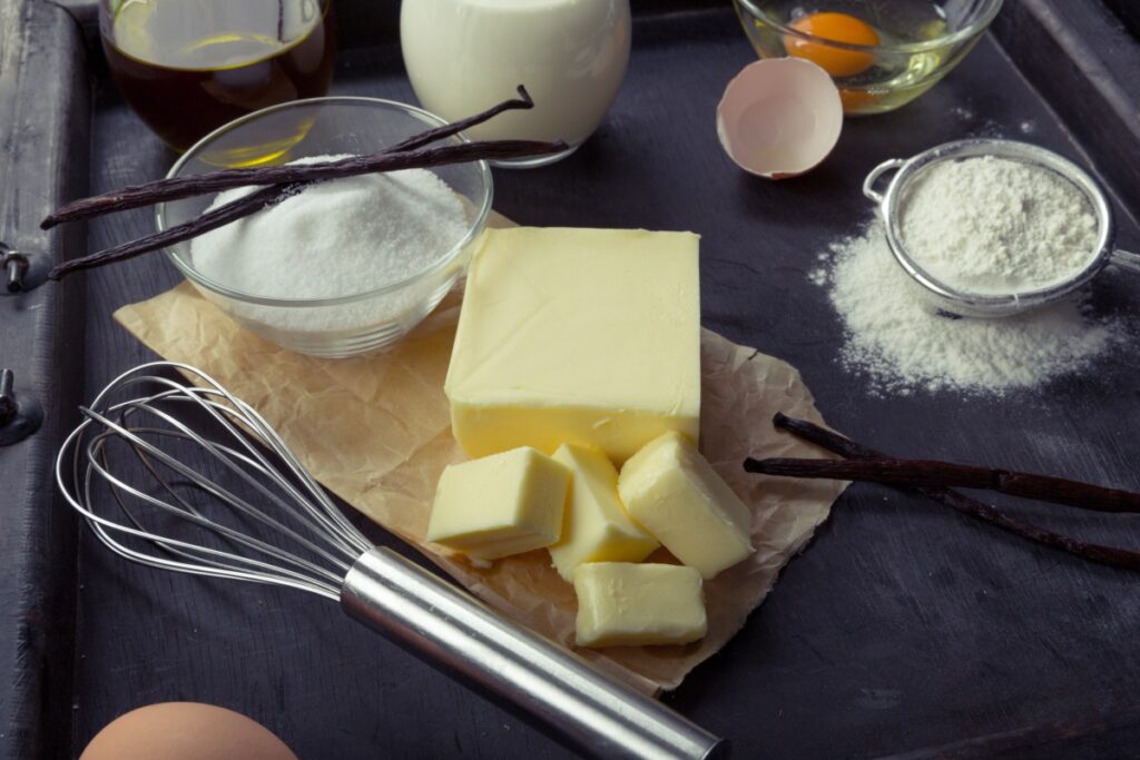 Una imagen de una batidora con mantequilla y azúcar para hacer un cake