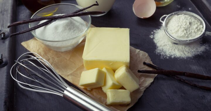 Una imagen de una batidora con mantequilla y azúcar para hacer un cake
