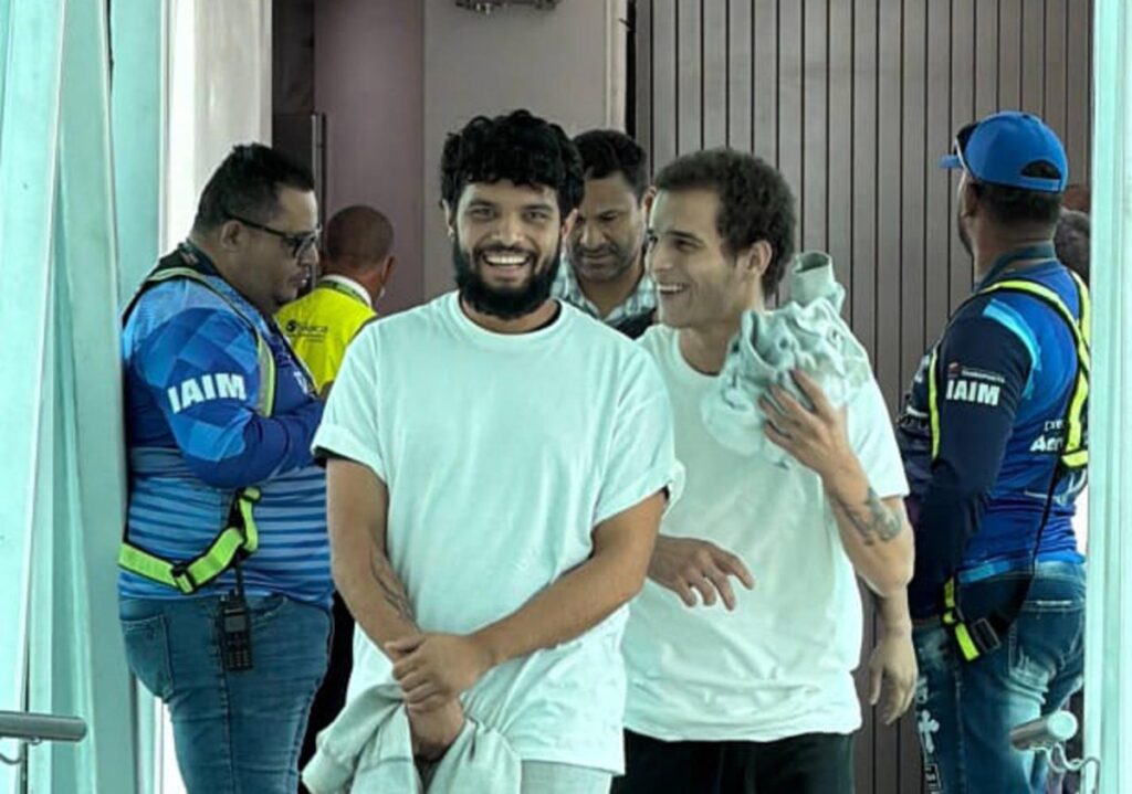 Migrantes venezolanos son recibidos en el Aeropuerto Internacional Simón Bolívar de Maiquetía tras vuelo de repatriación desde Texas, Estados Unidos