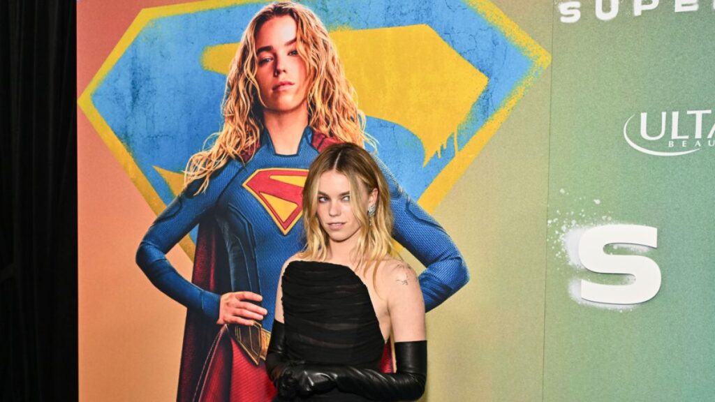 Milly Alcock sonriendo en una imagen de promoción de Supergirl
