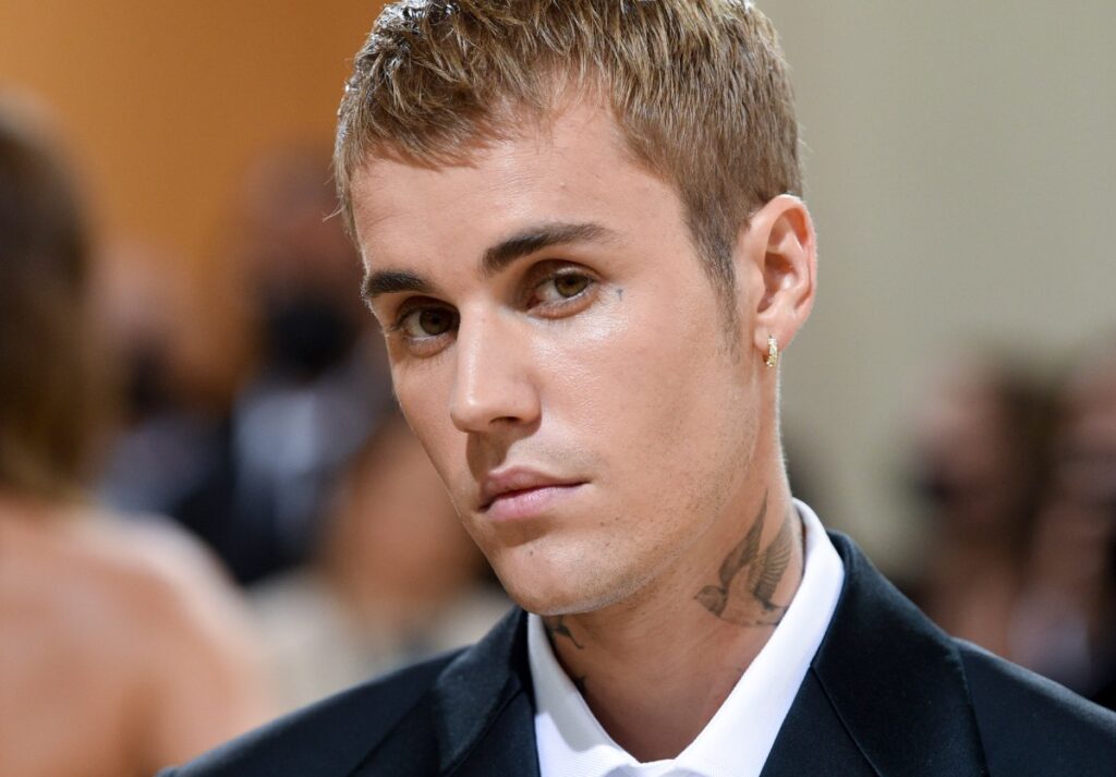Justin Bieber tocando el piano y cantando en un salón privado del SoFi Stadium