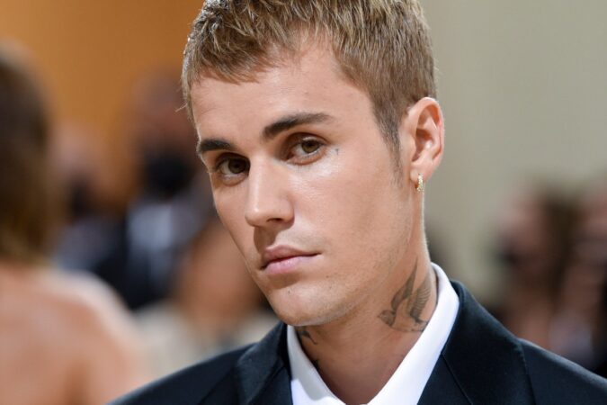 Justin Bieber tocando el piano y cantando en un salón privado del SoFi Stadium