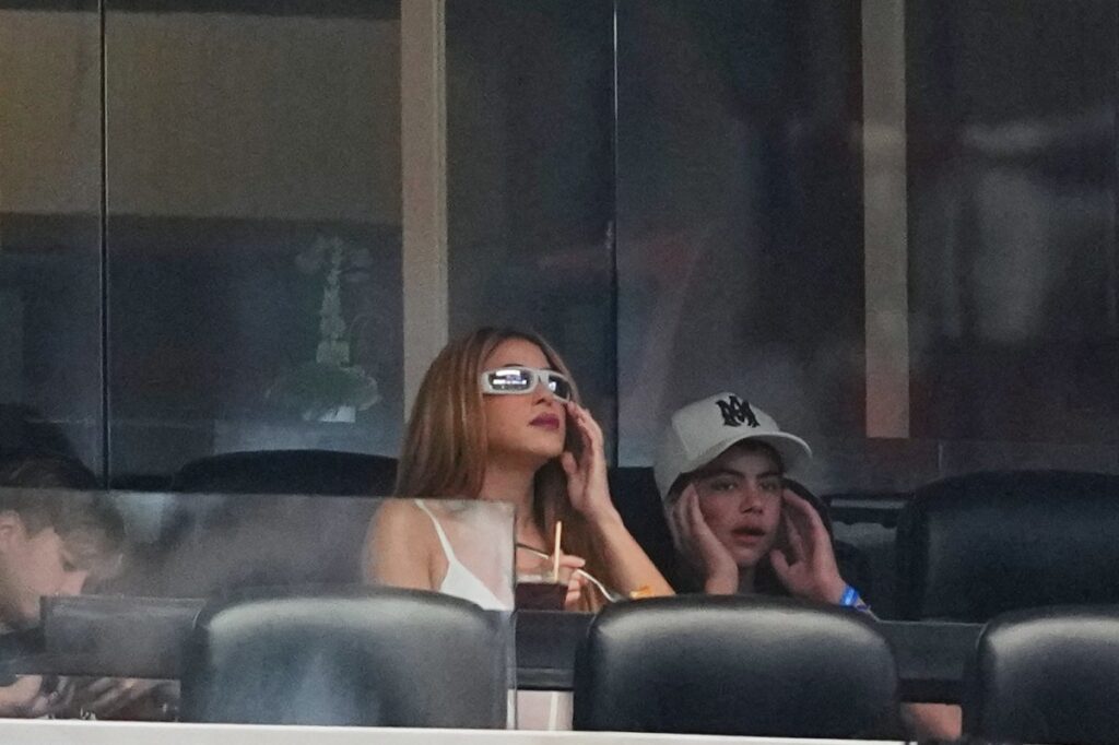 Shakira sonriendo con su hijo Milán, demostrando su pasión por el fútbol