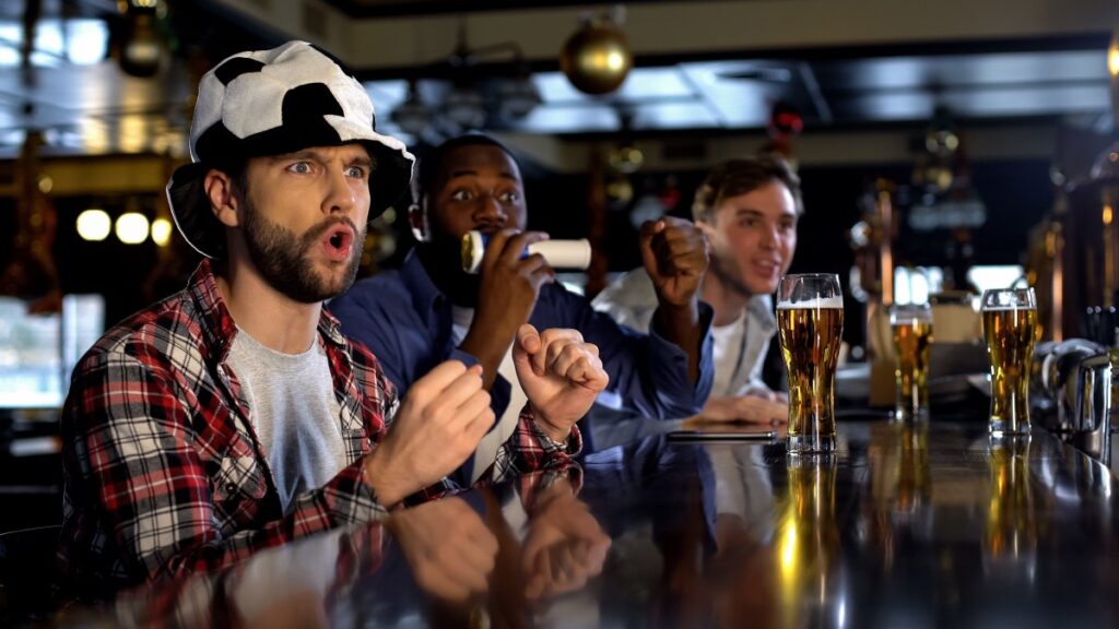 Una imagen de gente disfrutando de comida y bebida en un restaurante de Nueva York durante el Mundial 2026