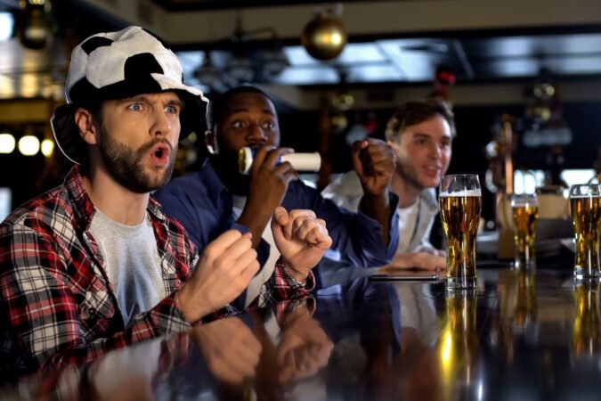 Una imagen de gente disfrutando de comida y bebida en un restaurante de Nueva York durante el Mundial 2026