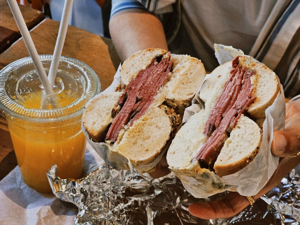 Imagen de un delicioso plato de comida callejera en Nueva York