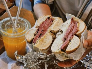 Imagen de un delicioso plato de comida callejera en Nueva York