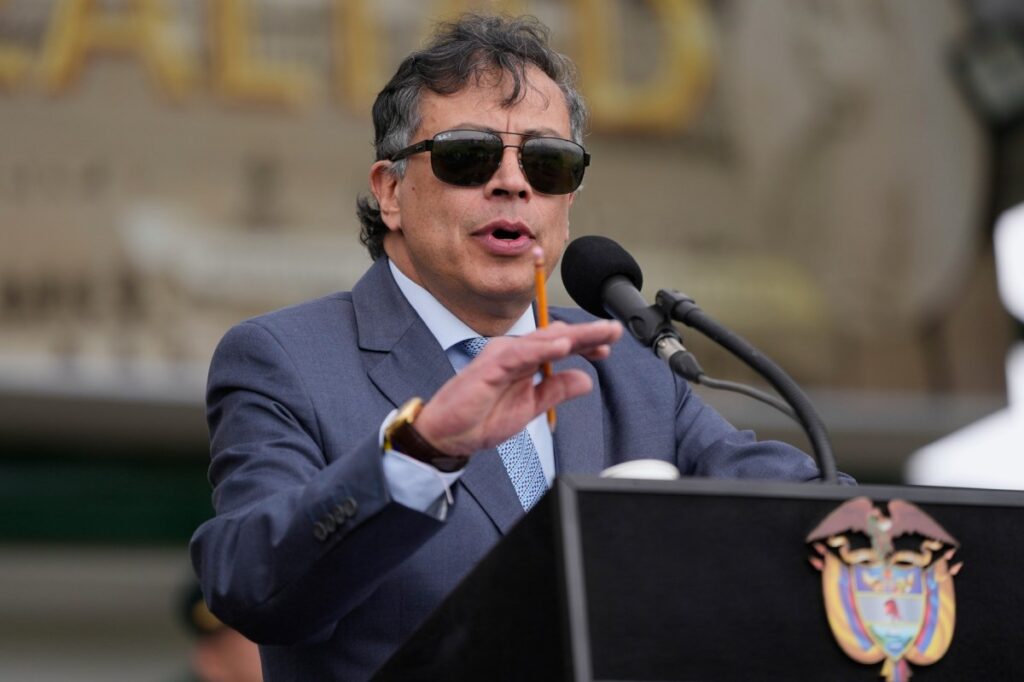 Gustavo Petro hablando en un acto público con una expresión de desacuerdo