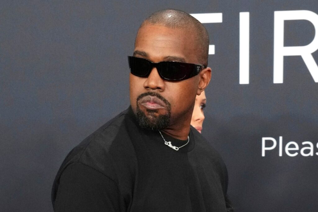 Kanye West en una imagen de archivo, con un fondo de pancarta en contra de la discriminación