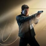 James Bond en una imagen de '007 First Light' con un rifle en la mano