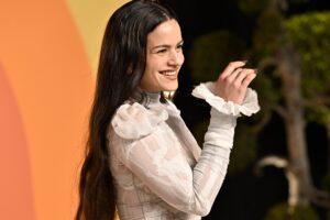 Rosalía en el escenario con una imagen de preocupación en su rostro