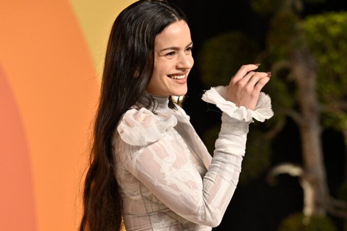 Rosalía en el escenario con una imagen de preocupación en su rostro