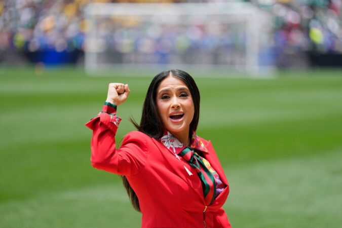 Salma Hayek sonriendo en la inauguración de la Copa Mundial de la FIFA 2026 en Ciudad de México