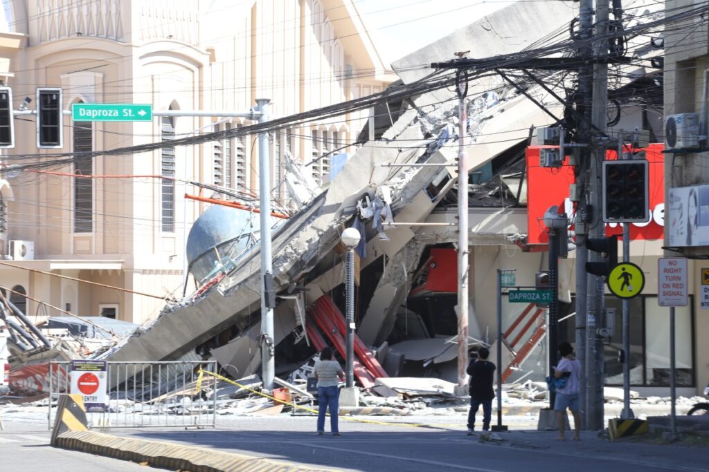 Imagen de una zona afectada por el sismo en Filipinas con edificios dañados