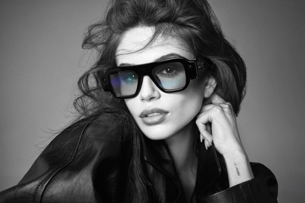 Un par de gafas Specs de Snap con lentes de realidad aumentada superponiendo contenido digital