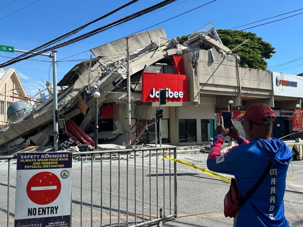 Imagen de una zona afectada por el sismo en la isla de Mindanao, Filipinas