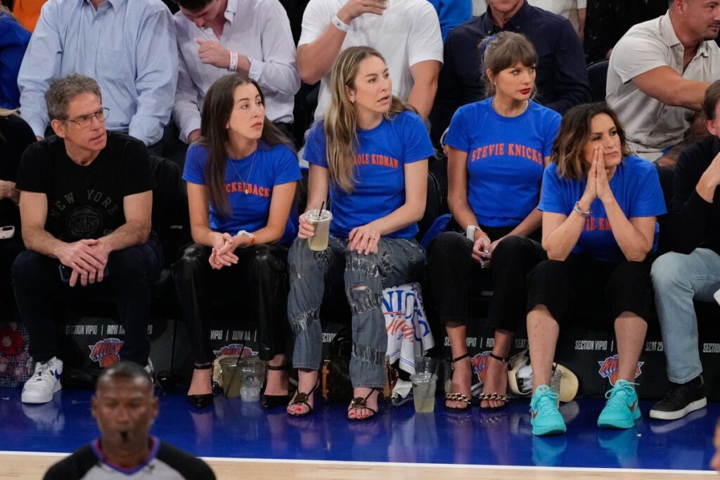 Taylor Swift sonriendo en el Madison Square Garden durante un partido de la NBA