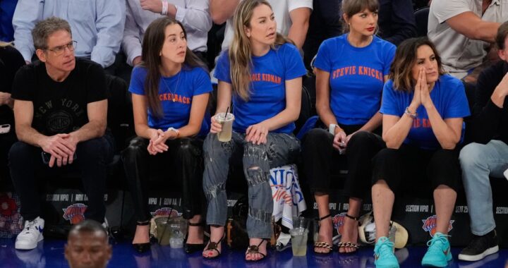 Taylor Swift sonriendo en el Madison Square Garden durante un partido de la NBA