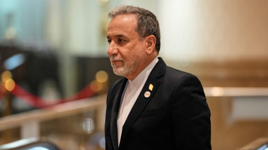 El ministro de Exteriores de Irán habla en una rueda de prensa en Teherán