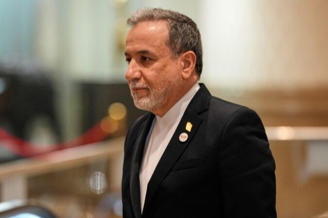 El ministro de Exteriores de Irán habla en una rueda de prensa en Teherán