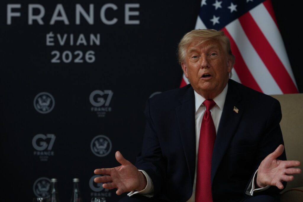 Donald Trump en una reunión bilateral con el mandatario egipcio Abdelfatah al Sisi en la cumbre del G7 en Évian Francia