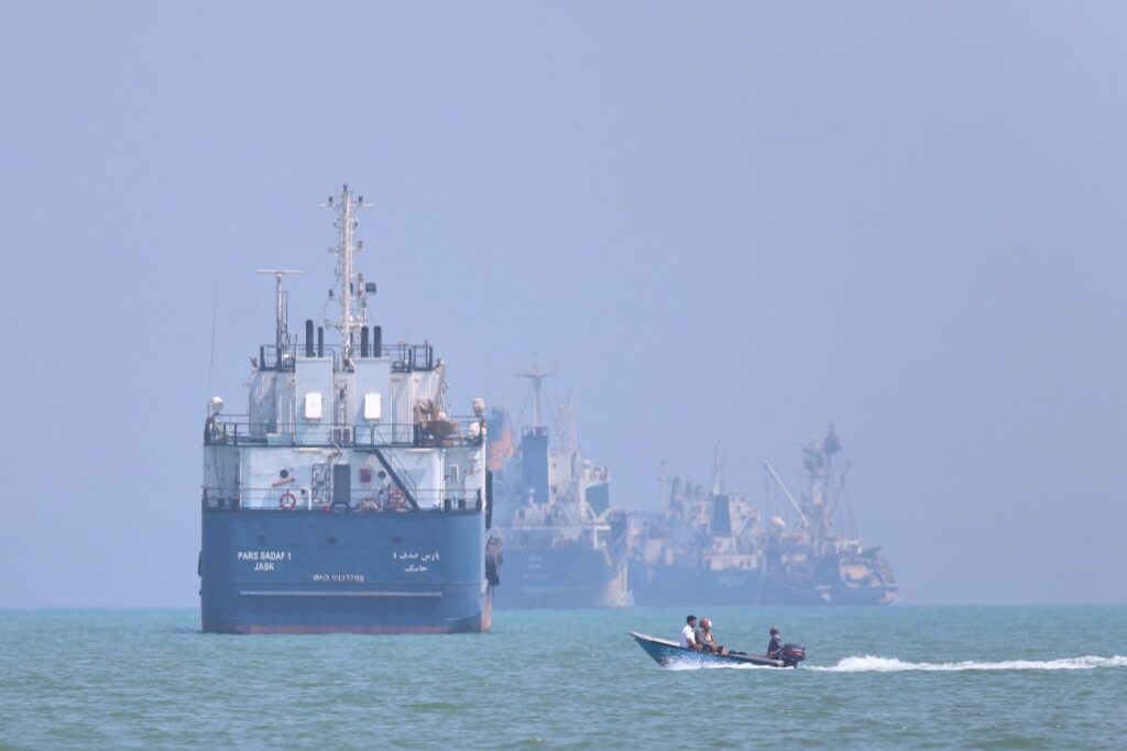 Barcos petroleros saliendo del estrecho de Ormuz con bandera de Irán