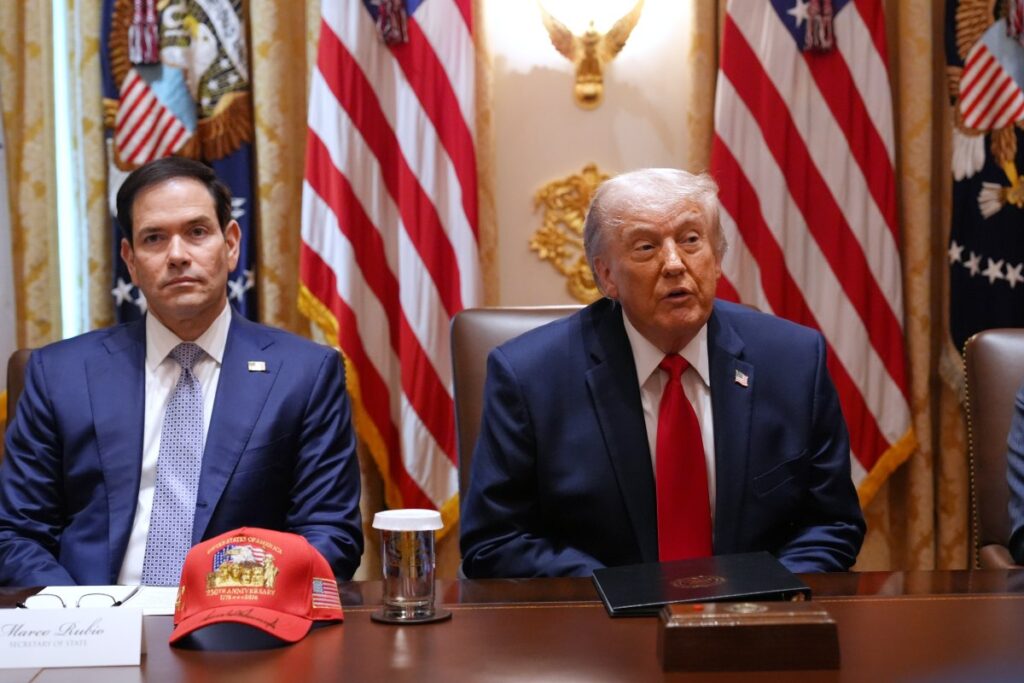 Donald Trump hablando con periodistas en una rueda de prensa sobre negociaciones con Irán