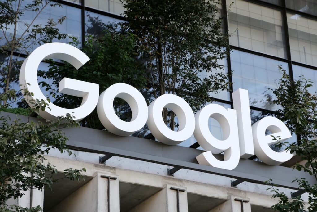 Imagen de un tribunal alemán con un juez y una pantalla de Google en el fondo