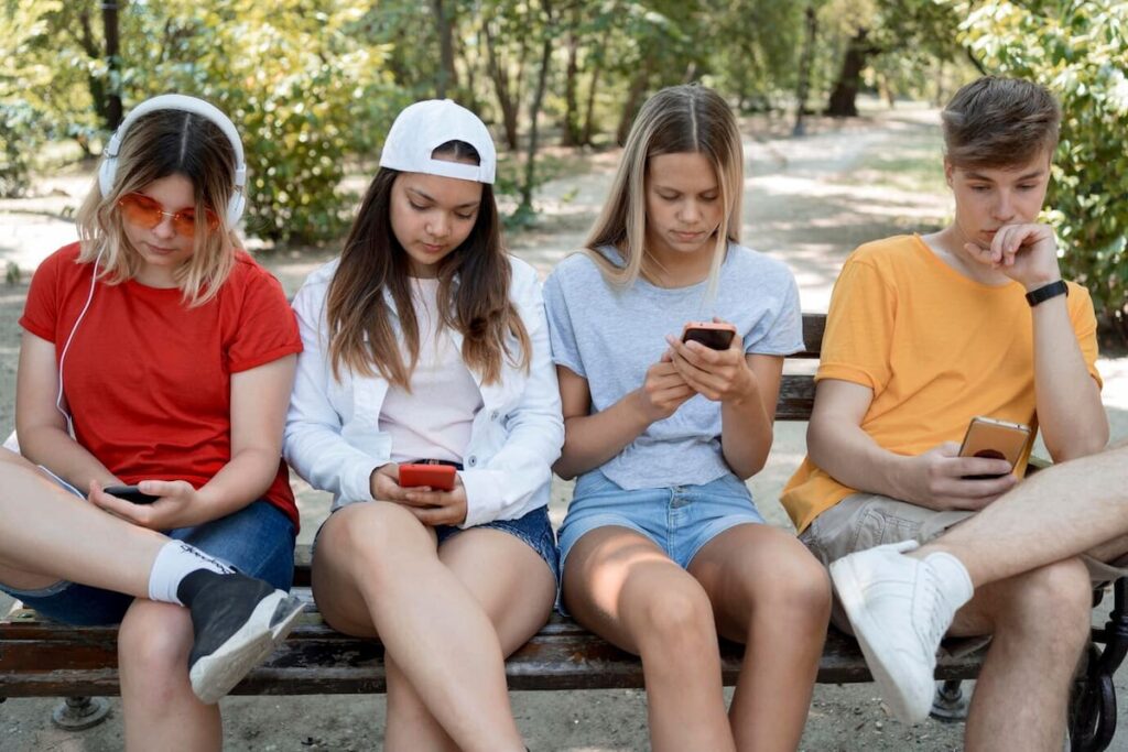 Un joven interactuando con un chatbot en una pantalla, reflexionando sobre su relación con la inteligencia artificial