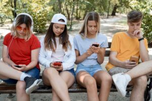 Un joven interactuando con un chatbot en una pantalla, reflexionando sobre su relación con la inteligencia artificial