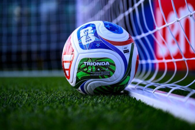 Una imagen de la pelota Trionda de colores rojo, verde y azul en un chat de WhatsApp