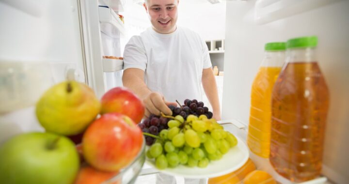 Una persona sosteniendo una fruta en la mano mientras se prepara para dormir