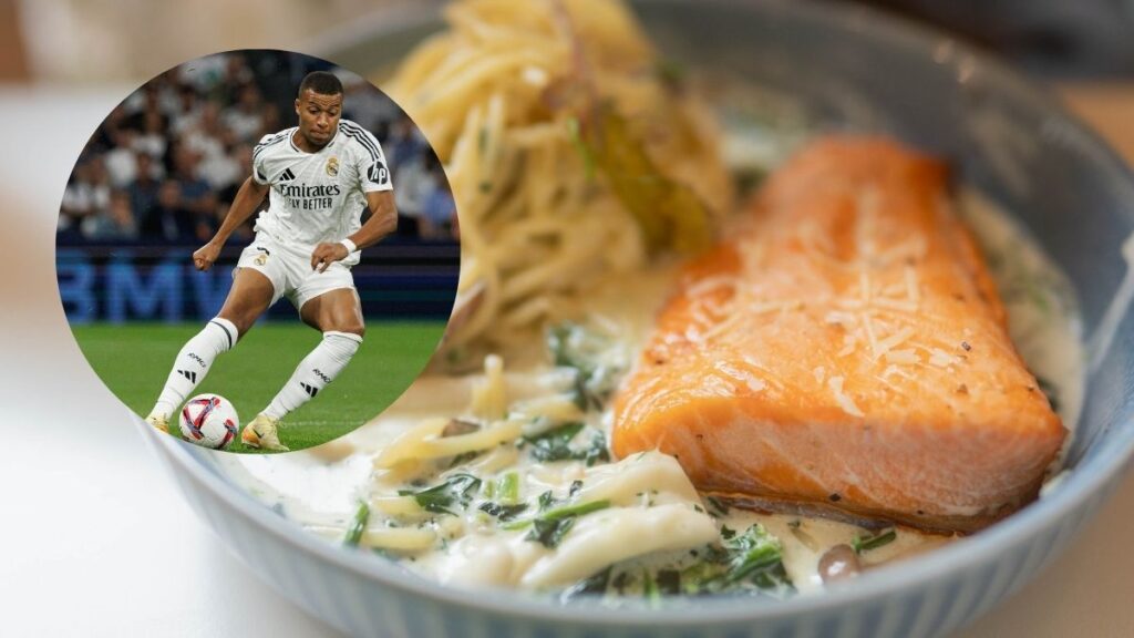 Kylian Mbappé en acción durante un partido de fútbol, comiendo saludable