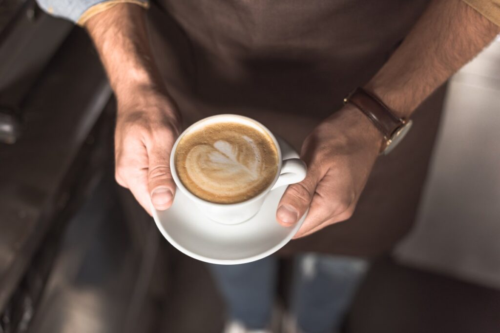 Una taza de café con una nota de 'No mezclar con alimentos' en la pantalla