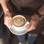 Una taza de café con una nota de 'No mezclar con alimentos' en la pantalla