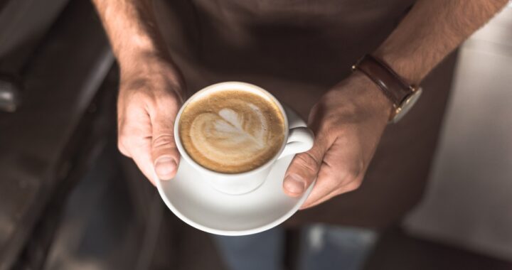 Una taza de café con una nota de 'No mezclar con alimentos' en la pantalla